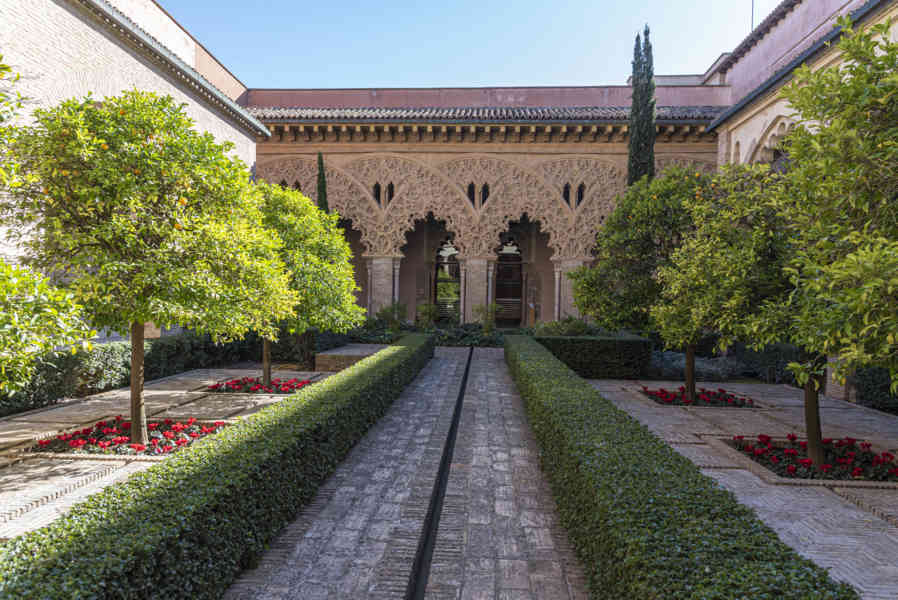Zaragoza 089 - palacio de la Aljafería - patio de Santa Isabel.jpg